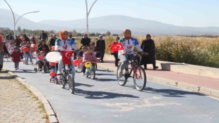 Minik öğrenciler cumhuriyetin 101. yıldönümü için pedal çevirdi