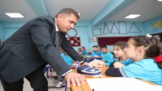 Minik öğrenciler ile derse girdi