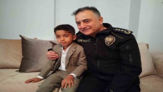 Minik Yiğit Eymenin İstiklal Marşı duyarlılığına Emniyet Müdürü Orhan duyarsız kalmadı
