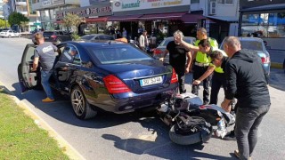 Motosiklet başka bir araca yol vermek için duran otomobilin altına girdi: 2 yaralı