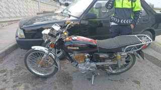 Motosiklet orta refüje çarptı: 2 yaralı
