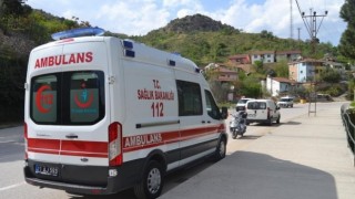 Motosiklet otomobile arkadan çarptı, sürücüsü yaralandı
