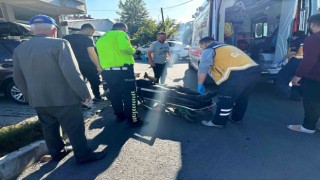Motosiklet, park halindeki otomobile çarptı: 1 yaralı