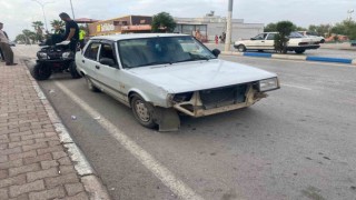 Motosiklet sürücüsü önce otomobile, sonra yayalara çarptı: 3 yaralı