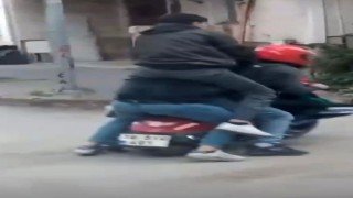 Motosiklete sığmak için sürücünün omzuna çıkmıştı: Ceza kesildi