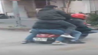 Motosiklete sığmak için sürücünün omzuna çıktı