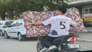 Motosiklette televizyon taşıyarak tehlikeli yolculuk