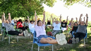 Muratpaşadan yaşlılar için yoga etkinliği