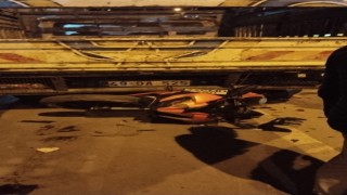 Muşta otomobilin çarptığı motosiklet kamyonetin altına girdi: 2 yaralı