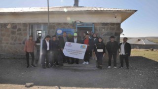 Muşta üniversite öğrencileri köy okullarını boyamaya devam ediyor
