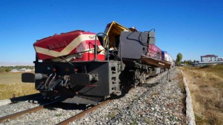 Muşta yolcu treni beton pompasına çarptı; 1 ölü, 2 yaralı