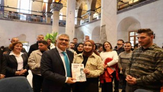 Niğde Valisi Çelik, yazar kimliği ile öğrencilerle buluştu