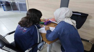 Öğrenciler gönüllü ders veriyor.