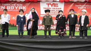 Öğrenciler kostüm giyerek tarihi kahramanları canlandırdı