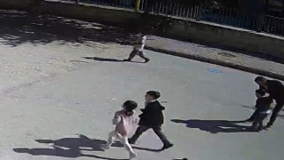 Öğrencisini eşinden öğrendiği hemlich manevrası ile kurtardı; O anlar kameraya yansıdı