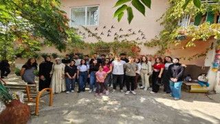 Öğretmen Fikri Çalışkan sanat evi hayran bırakıyor