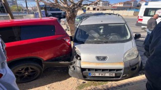 Önce seyir halindeki araca, sonra park halindeki araca çarptı