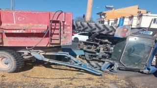 Önündeki minibüse çarpmamak için manevra yapan traktör, iki minibüse çarparak devrildi