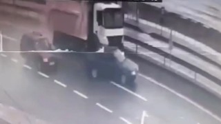 Orduda kamyonet ile otomobilin çarpıştı: Kaza güvenlik kamerasına yansıdı