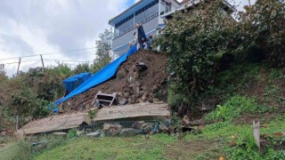 Orduda sağanak nedeniyle istinat duvarı yıkılan ev boşaltıldı