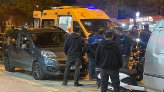 Orta refüjden yola atlayan yayaya motosiklet çarptı