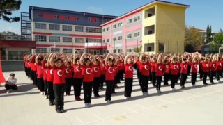 Ortaokul öğrencilerinden Cumhuriyet Korosu