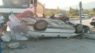 Osmaniyede otomobil ile kamyonet çarpıştı: 3 yaralı