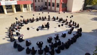 Osmaniyeli Öğrenciler Kadına Şiddete 'Dur' Dedi: Siyah Balonlu Protesto