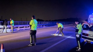 Otobanda yolun karşısına geçmek isteyen yayaya otomobil çarptı: 1 ölü