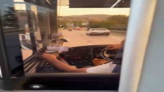 Otobüs şoförü direksiyon başında video izledi