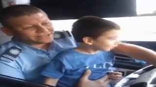 Otobüs şoförü kucağında çocukla yoluna devam etti