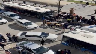 Otobüsün çarptığı kadın yaralandı: O anlar güvenlik kamerasında