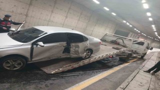 Otomobil bariyerlere çarptı 1 yaralı