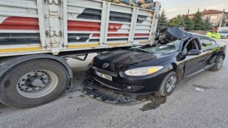 Otomobil çimento yüklü tırın altına girdi: 1i ağır 4 yaralı