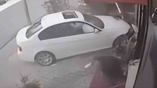 Otomobil güzellik merkezine daldı, 2 kişi aracın altında kaldı