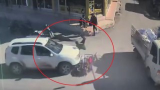 Otomobil ile çarpışan motosiklet sürücüsünün havaya uçtuğu anlar kamerada