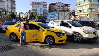 Otomobil ile ticari taksi çarpıştı: 1 yaralı