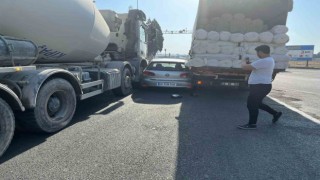Otomobil, kamyon ve iş makinası arasında sıkıştı