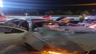 Otomobil önce direğe ardından park halindeki araca çarptı: 2 ölü, 1 yaralı
