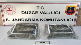 Otomobildeki valizin içinden uyuşturucu çıktı