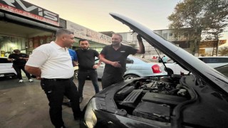Otomobili tamirden erken çıkınca davul zurna eşliğinde oynayarak teslim aldı