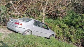 Otomobilini mıcıra kaptırdı, ağaçlık alana savruldu