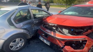 Otomobiller kavşakta çarpıştı: 3 yaralı