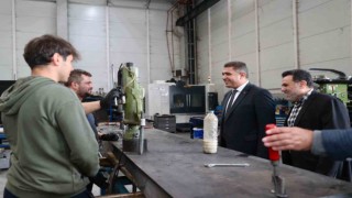 Otomotiv parçaları üreten fabrikayı gezdi