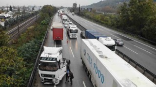 Otoyolda makaslayan tıra yolcu otobüsü çarptı: Kilometrelerce araç kuyruğu oluştu