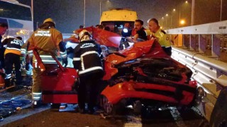 Otoyolda tıra arkadan çarpan otomobil hurdaya döndü: 4 yaralı