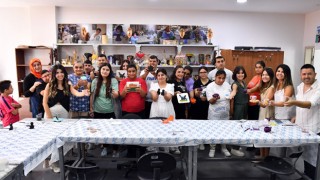 Özel Gereksinimli Bireyler Seramik Boyama Atölyesi ile Yeteneklerini Keşfediyor