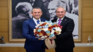 Özgür Özel: “Mesut Başkanın çayını içmeye gelene kadar 3 tane projeyi bitirmiş