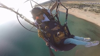 Paramotorla uçan küçük çocuk uyuyakaldı: O anlar kamerada