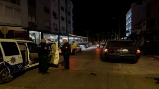 Park halindeki otomobile çarpan sürücü polislere zor anlar yaşattı